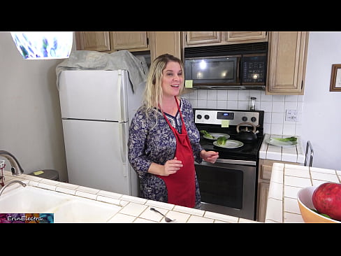 ❤️ Stepmom u munghje in cucina prima di a so data ☑ Bella porno à co.xxxtophd.ru ️❤